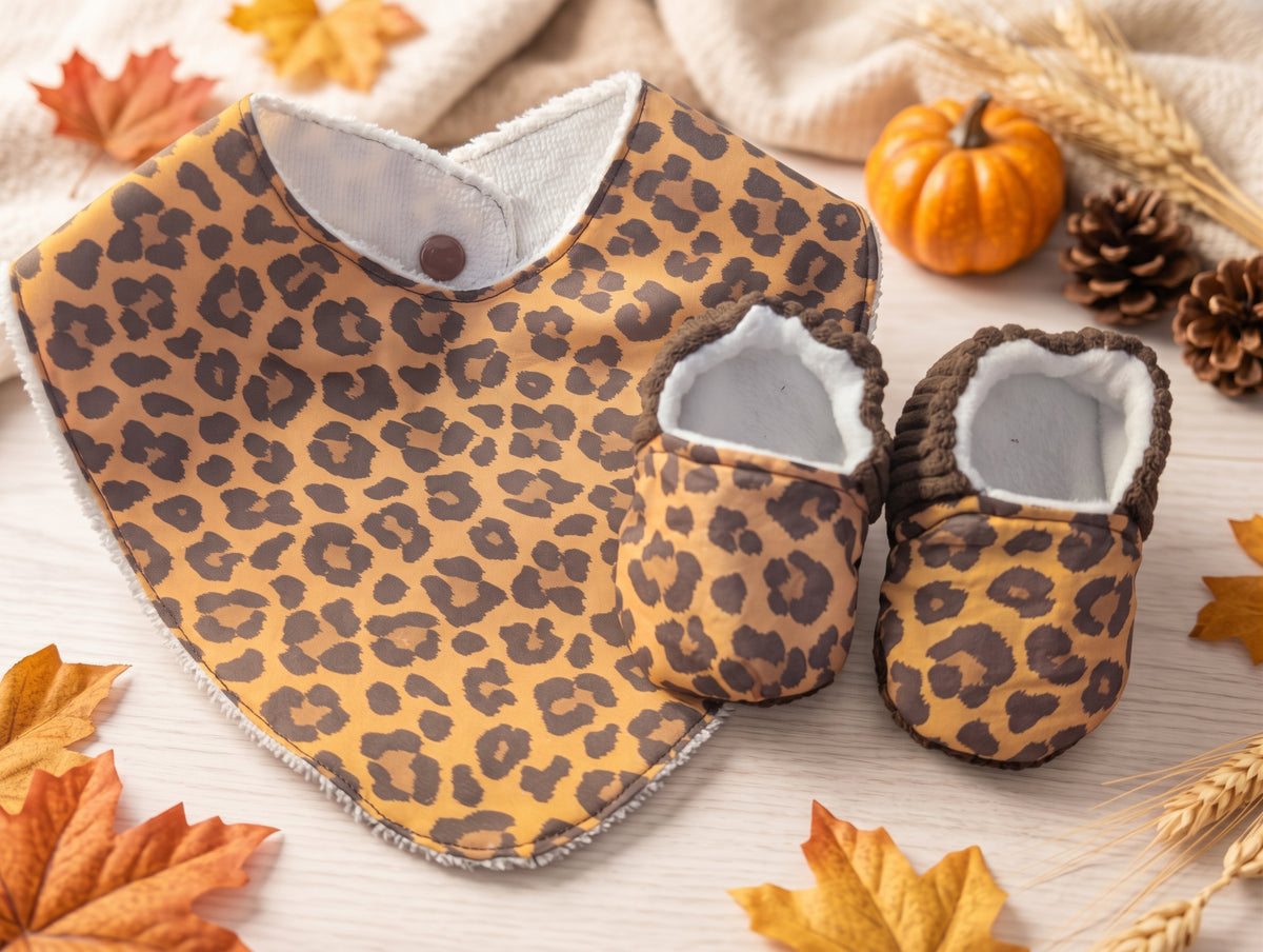Ensemble Naissance Safari Doré : Bavoir & Chaussons (0-3 Mois) Personnalisables