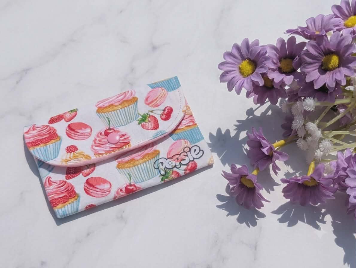 Porte-cartes artisanal en tissu - Motif cupcakes et gourmandises - Atelier Popsie