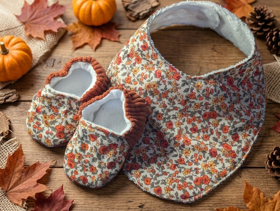 Ensemble Bavoir Bandana & Chaussons Bébé (0-3 mois) — Collection Brume d'Automne