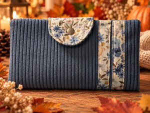 Portefeuille compagnon « Iris » bleu jean en velours côtelé et fleurs champêtres