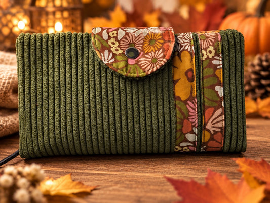 Portefeuille compagnon « Gipsy » en velours vert kaki & fleurs rétro | Fait main