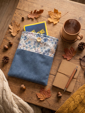 Pochette à livre de poche « Iris » en velours côtelé & coton bleu fleuri | Fait main