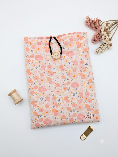 Pochette à Livre de poche "Melania" Rose – Housse de Protection Livre en Tissu Floral Artisanale