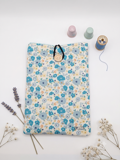 Pochette à Livre de poche "Melania" Bleue – Housse de Protection Livre en Tissu Floral Artisanale