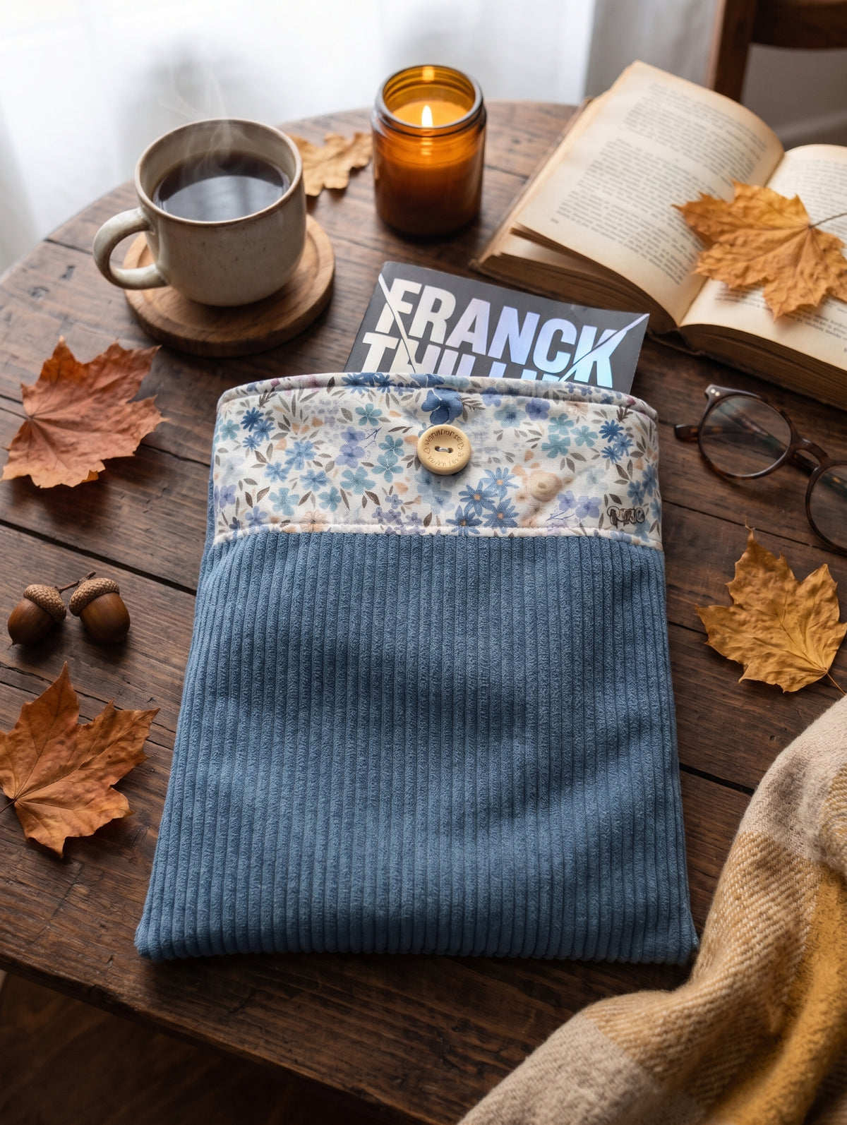 Pochette de protection grand format pour livre broché bleu fleuri — Collection Iris