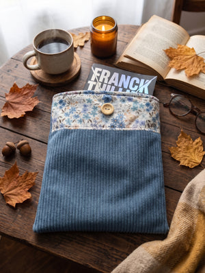 Pochette de protection grand format pour livre broché bleu fleuri — Collection Iris