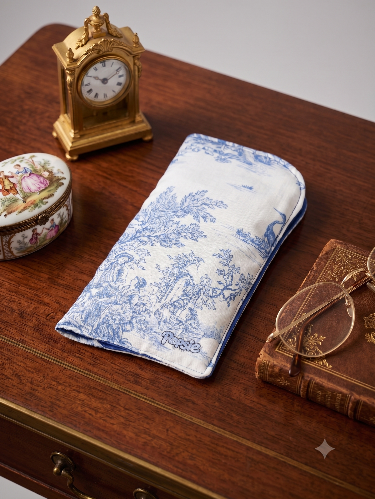 Étui à Lunettes Souple Molletonné en Toile de Jouy & Coton Bleu - Collection Eclat de Regence