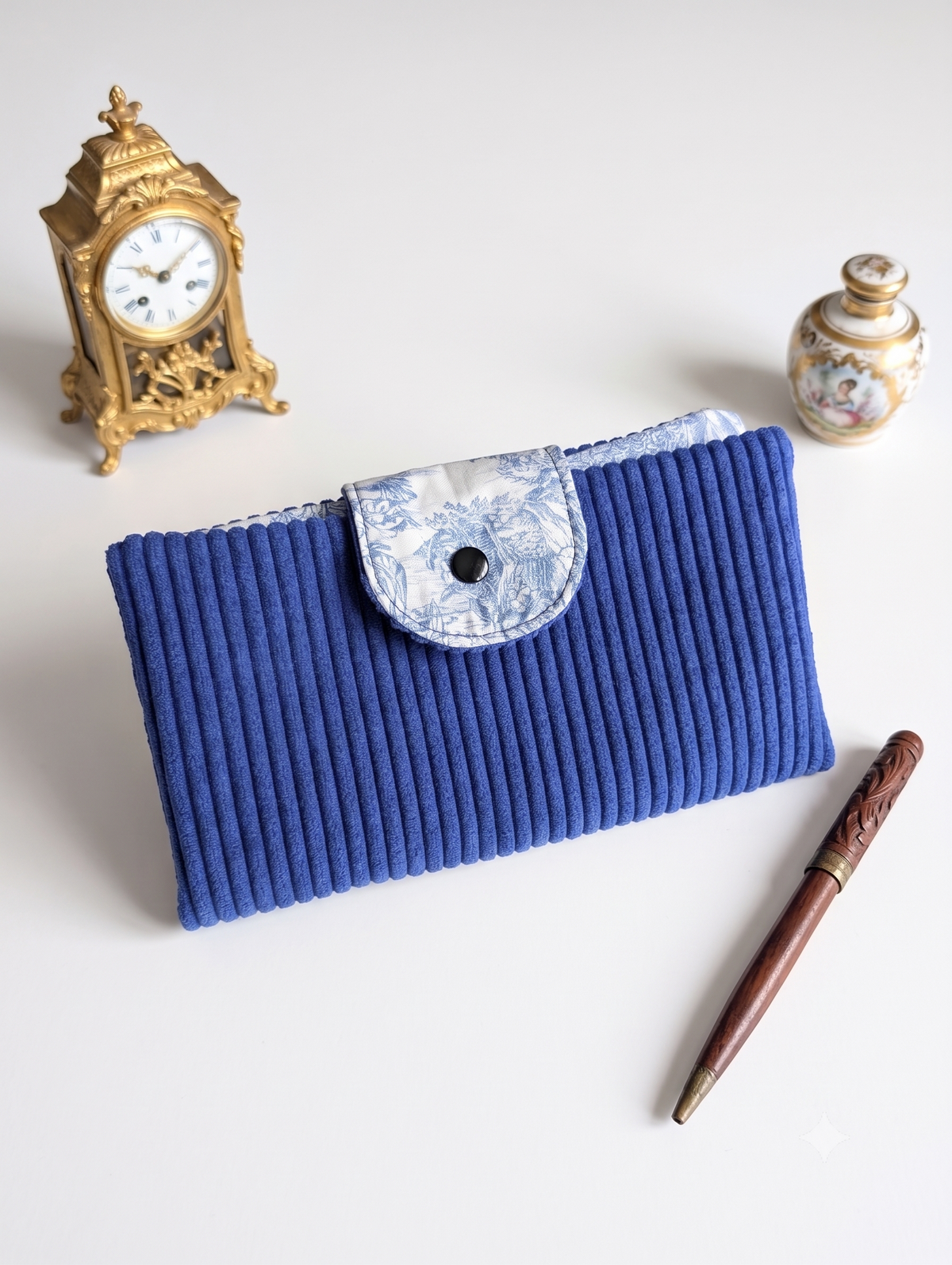 Portefeuille Compagnon Artisanal – Velours Côtelé Bleu & Motif Toile de Jouy (Édition Limitée)