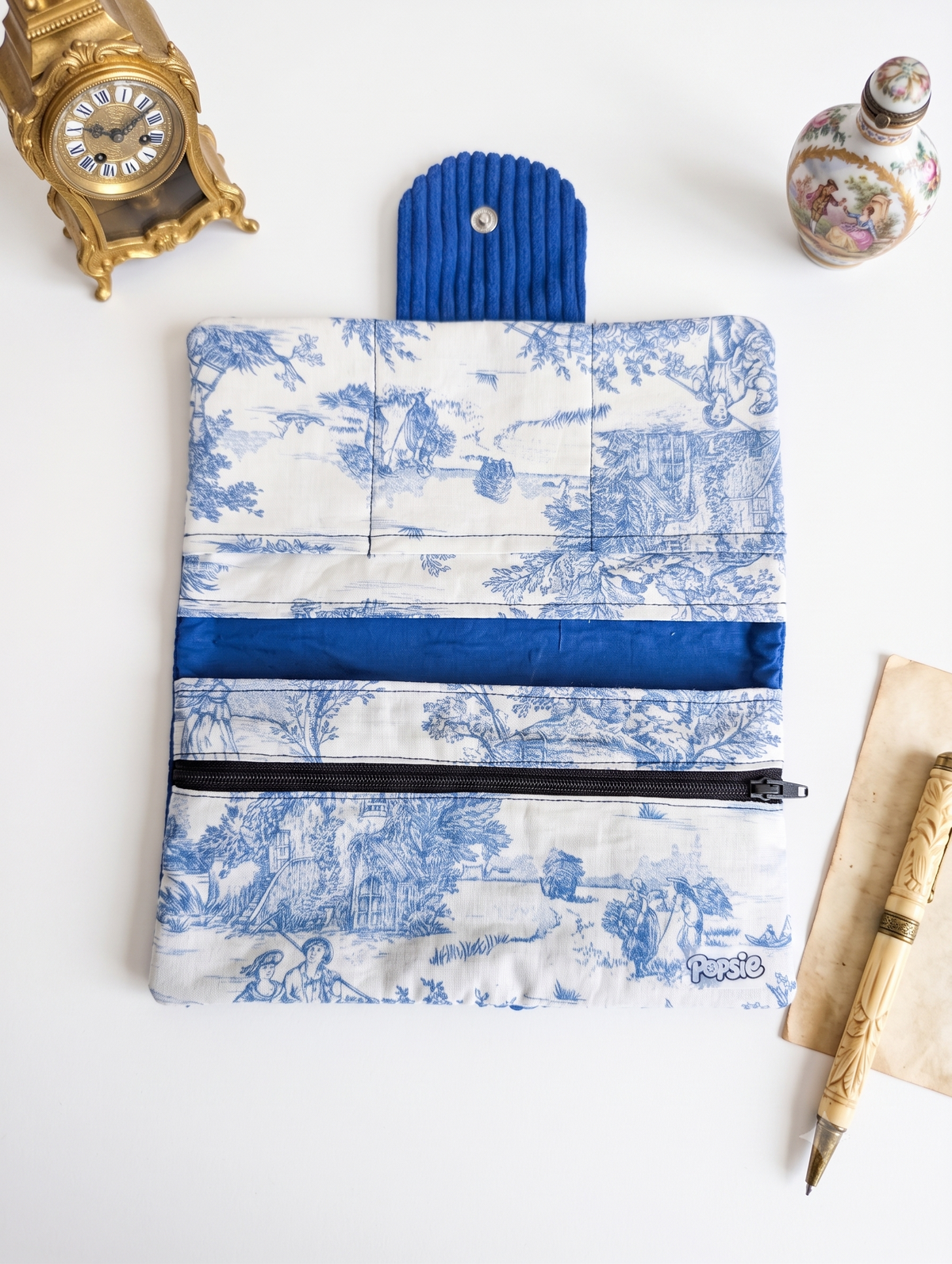 Portefeuille Compagnon Artisanal – Velours Côtelé Bleu & Motif Toile de Jouy (Édition Limitée)