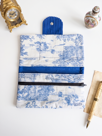 Portefeuille Compagnon Artisanal – Velours Côtelé Bleu & Motif Toile de Jouy (Édition Limitée)