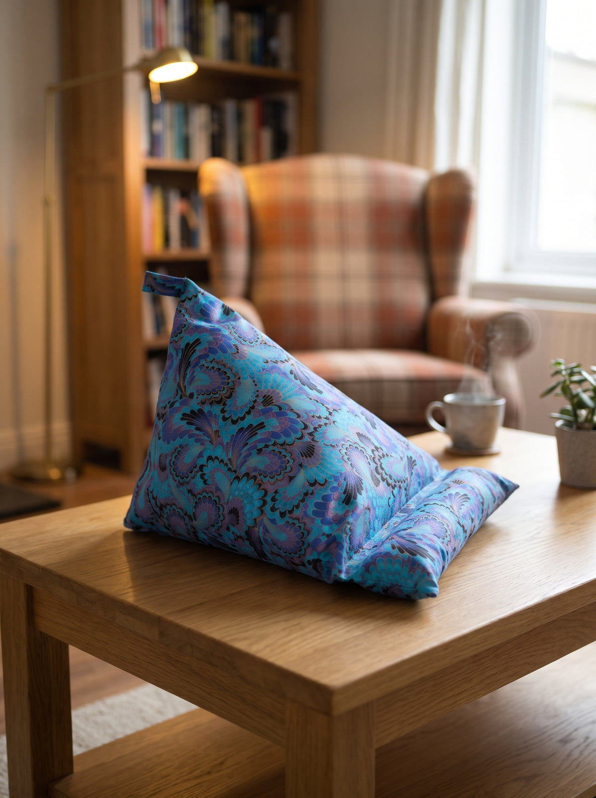 Coussin de Lecture Paon Féerique — Support Cale-Livre & Tablette Ergonomique