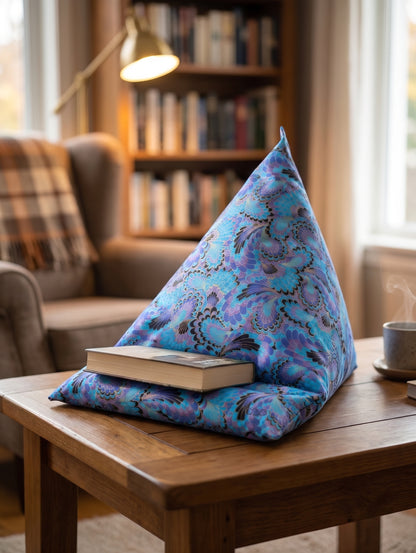 Coussin de Lecture Paon Féerique — Support Cale-Livre & Tablette Ergonomique