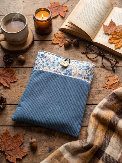 Pochette à livre de poche « Iris » en velours côtelé & coton bleu fleuri | Fait main