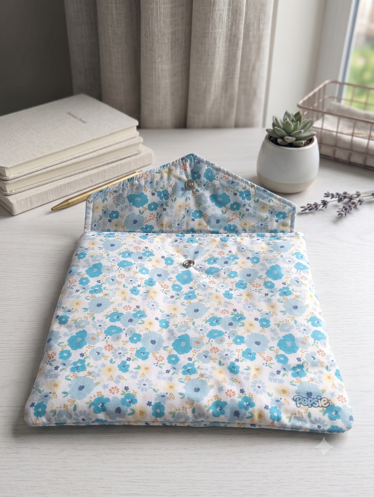 Housse à Liseuse Personnalisable Molletonnée Mélania Bleu – Compatible Kobo Libra Colour & Kindle